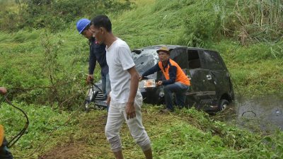 Diterjang Puting Beliung, Mobil Suzuki APV Terbang ke Sawah di Cikarang   