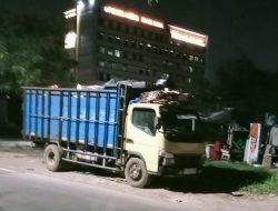 Truk “Siluman” Buang Sampah ke TPS Harapan Mulya
