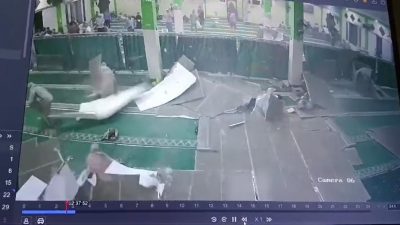 Brak! Plafon Masjid Al Madinah Babelan Runtuh Timpa Jemaah Itikaf
