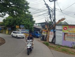 Tiang Miring di Jalan Raya Ciketing Mustikajaya Bahayakan Warga