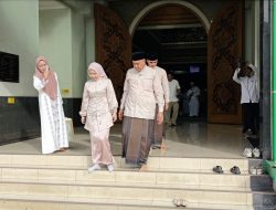 Wali Kota dan Wakil Wali Kota Bekasi Tunaikan Salat Id Bersama Warga di Masjid Agung Al Barkah