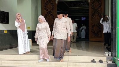Wali Kota dan Wakil Wali Kota Bekasi Tunaikan Salat Id Bersama Warga di Masjid Agung Al Barkah
