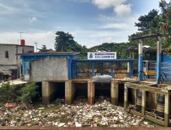 Sampah Menggunung di Pintu Air Kali Lengkak Bekasi Timur