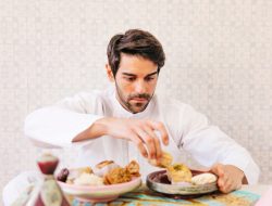 Hukumnya Makan dan Minum Tidak Sengaja saat Puasa, Batalkah?