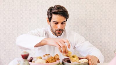 Hukumnya Makan dan Minum Tidak Sengaja saat Puasa, Batalkah?