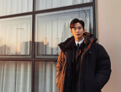 Sambil Menangis, Kim Soo Hyun Akui Hubungannya dengan Kim Sae Ron saat Konferensi Pers