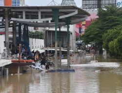Pegawai Tenant Ceritakan Detik-detik Banjir Terjang Mega Bekasi Hypermall 