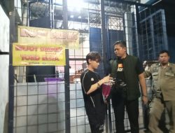 Dua Toko Miras di Bekasi Barat Nekat Beroperasi saat Ramadan, Penjual Sempat Menghindar saat Petugas Datang