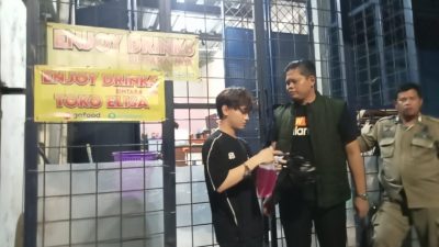 Dua Toko Miras di Bekasi Barat Nekat Beroperasi saat Ramadan, Penjual Sempat Menghindar saat Petugas Datang