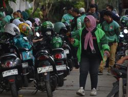 Pengemudi Ojek Online Bekasi Menunggu Kepastian Bonus Hari Raya