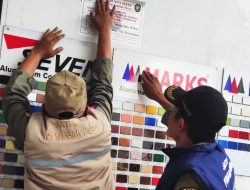 Tak Berizin, Satpol PP Segel Reklame Toko Bangunan di Rawalumbu