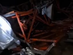 Tower di Desa Telajung Cikarang Roboh, Timpa Rumah hingga Kendaraan