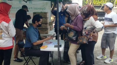 Puluhan Emak-emak Bantargebang Serbu Minyak Goreng Murah