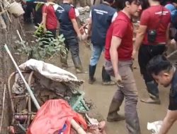 Warga Kampung Lebak Teluk Pucung Berjuang Bersihkan Lumpur Pascabanjir