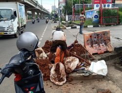 Galian Kabel Optik di Jalan KH Noer Ali Bahayakan Pemudik