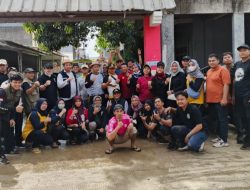 Camat Jatisampurna Pimpin Gotong Royong Bantu Warga Terdampak Banjir