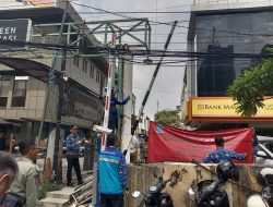 Pemkot Bekasi Segel dan Putus Aliran Listrik Pintu Parkir Paguyuban Warga RSNK