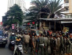 Pedagang Kaki Lima di Jalan Raya Pekayon Ditertibkan