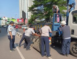 Petugas Gabungan Tertibkan Parkir Liar dan PKL di Seberang Pakuwon Mall Bekasi