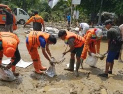 Gotong Royong Bersihkan Sisa Banjir di Bekasi Selatan