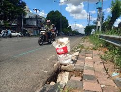 Camat Bekasi Timur Tuntut Perbaikan Trotoar