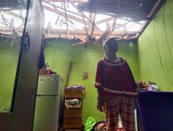 Atap Rumah Warga Lansia Ambruk di Teluk Pucung
