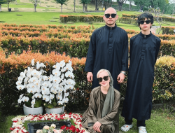 Momen Bunga Citra Lestari Kunjungi Makam Ashraf Sinclair Bareng Suami dan Anak