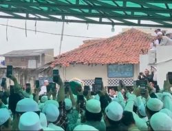Umat Muslim Tumpah Ruah Iringi Pemakaman Habib Ali Diba Bekasi di Masjid Jami Al-Akhyar 