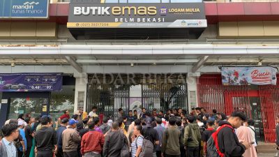Potret Warga Antre Beli Emas di Butik LM Antam Bekasi