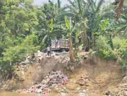 Mobil Bak Buang Sampah ke Kali Bekasi, Ini Kata Lurah Kebalen 