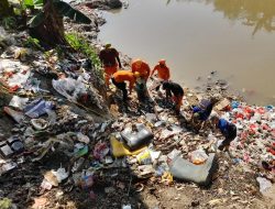 TPS di Bantaran Kali Bekasi Dibersihkan Usai Viral Mobil Bak Buang Sampah