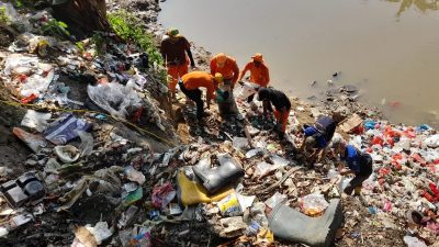TPS di Bantaran Kali Bekasi Dibersihkan Usai Viral Mobil Bak Buang Sampah