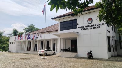Bendera Partai di Halaman Kantor KPU Sisa Riuhnya Pesta Demokrasi