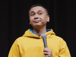 Raditya Dika Kaget Canggihnya Mobil Tesla Model X, Norak Lihat Mobil Jalan hingga Parkir Sendiri