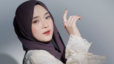 Nissa Sabyan dan Ayus Jalan Berjarak Saat Lebaran, Netizen: Hasil Merebut, Yakali Mau Mesra-mesraan