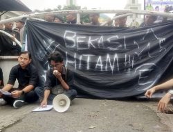 Desak Transparansi RUU, Massa Demo di Gedung DPRD Kota Bekasi