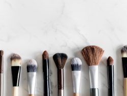 6 Tips Bersihkan Kuas Makeup yang Tepat Supaya Kulit Tidak Jerawatan