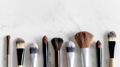 6 Tips Bersihkan Kuas Makeup yang Tepat Supaya Kulit Tidak Jerawatan