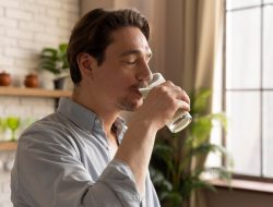 Segudang Manfaat Minum Air Hangat di Pagi Hari untuk Kesehatan, Yuk Simak!