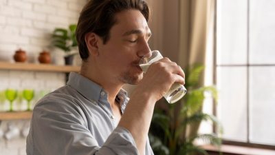 Segudang Manfaat Minum Air Hangat di Pagi Hari untuk Kesehatan, Yuk Simak!