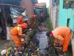 Sampah Penuhi Drainase di Kelurahan Perwira, Petugas Kebersihan Bergerak