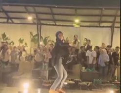 Heboh! Video Wanita Berhijab Berpakaian Ketat Joget di Tengah Hujan, Netizen: Gak Malu Kah?