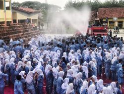 Basah-basahan jadi Tren Perayaan Kelulusan di Kabupaten Bekasi