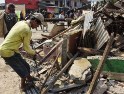 Pemulung Cuan dari Besi Sisa Bongkaran di Tambun Selatan