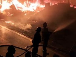 Puluhan Lapak Palet di Cikarang Timur Terbakar