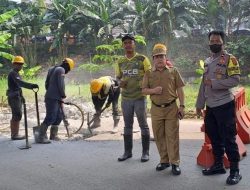 Bhabinkamtibmas Jatibening Kawal Pengaspalan Jalan Raya Kincan