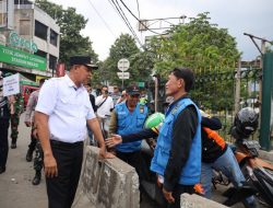 Urai Kemacetan di Sekitar Stasiun, Wali Kota Bekasi Perintahkan Kasatpol PP dan Kadishub Tempatkan Personel Sampai Malam