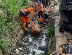 Sampah Menumpuk di Saluran Air, Camat Pondokmelati Perintahkan Pembersihan Rutin