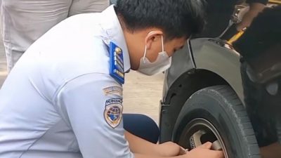 Parkir Sembarangan, Ban Kendaraan Digembosi di Kalibaru Timur