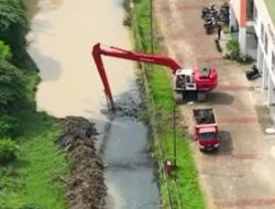 Jalan Lingkar Utara Baru di Teluk Pucung Ditutup Sementara, Ada Pengerukan Sedimentasi Kali